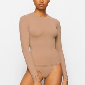SKIMS FITS EVERYBODY LONG SLEEVE TSHIRT Top Shirt Sienna Tan XSmall NWT